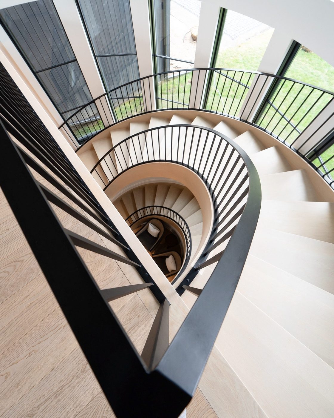 Curved staircase — reference 015 — Stairs supplied by Elite Visionary