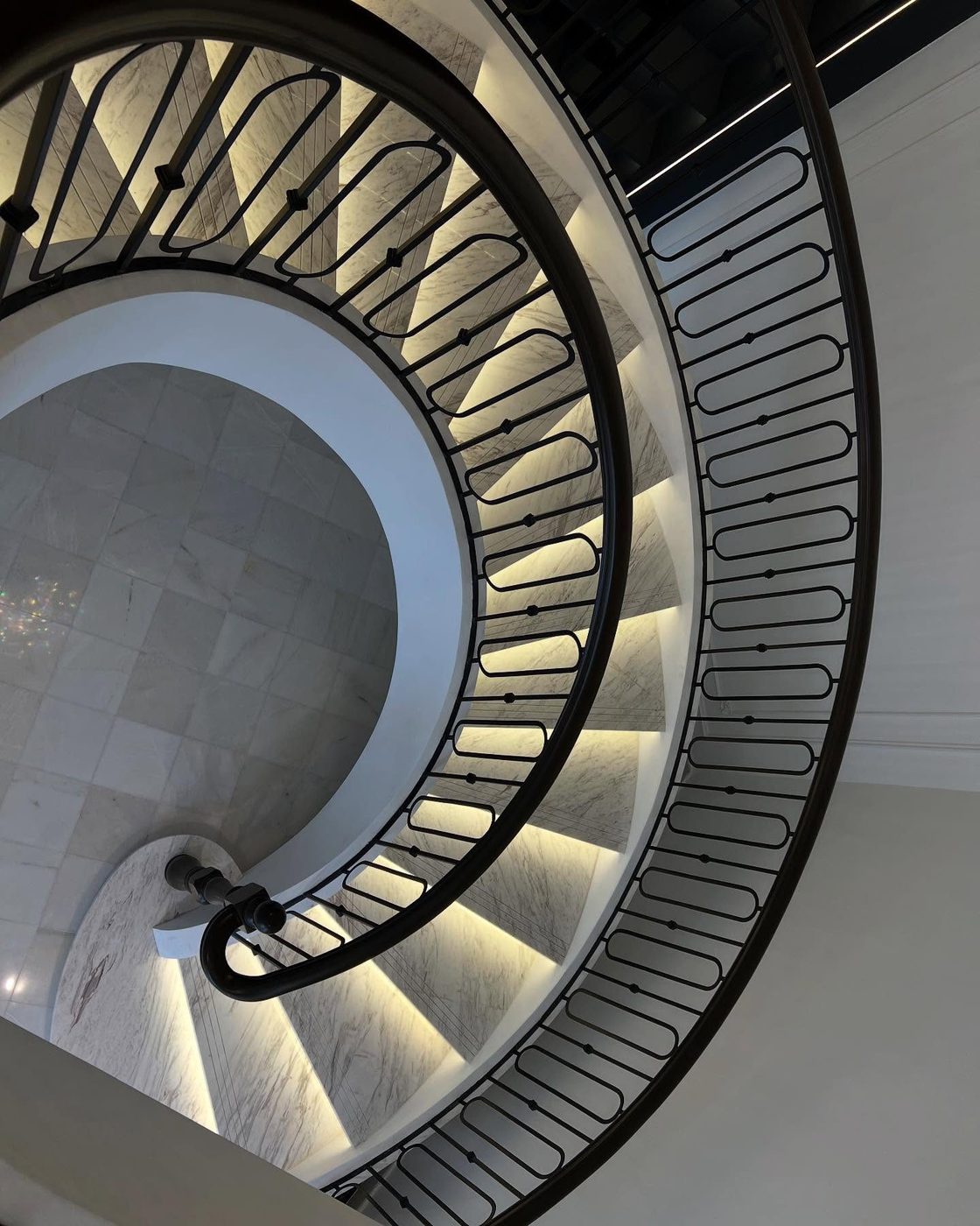 Curved staircase — reference 016 — Stairs supplied by Elite Visionary