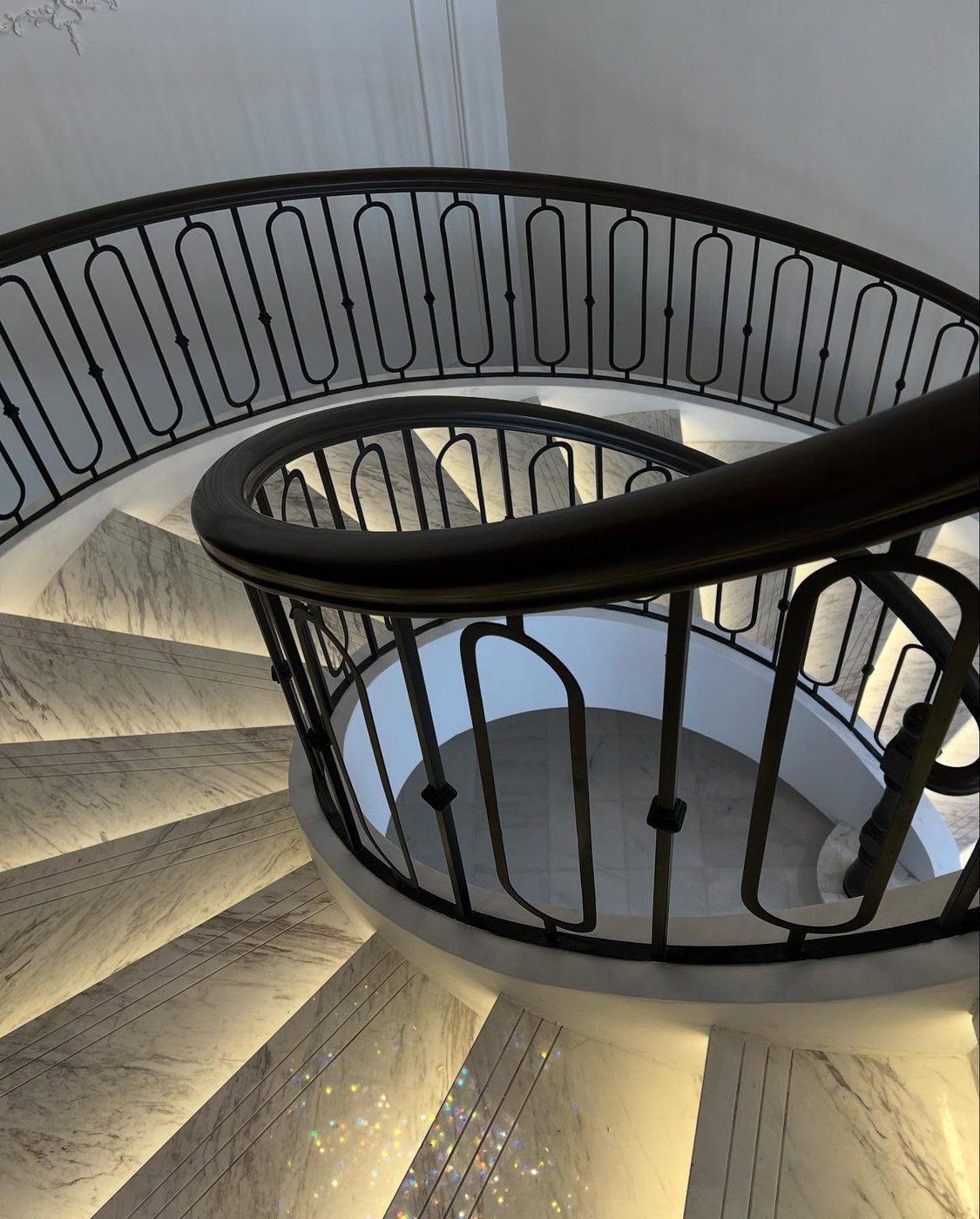 Curved staircase — reference 024 — Stairs supplied by Elite Visionary