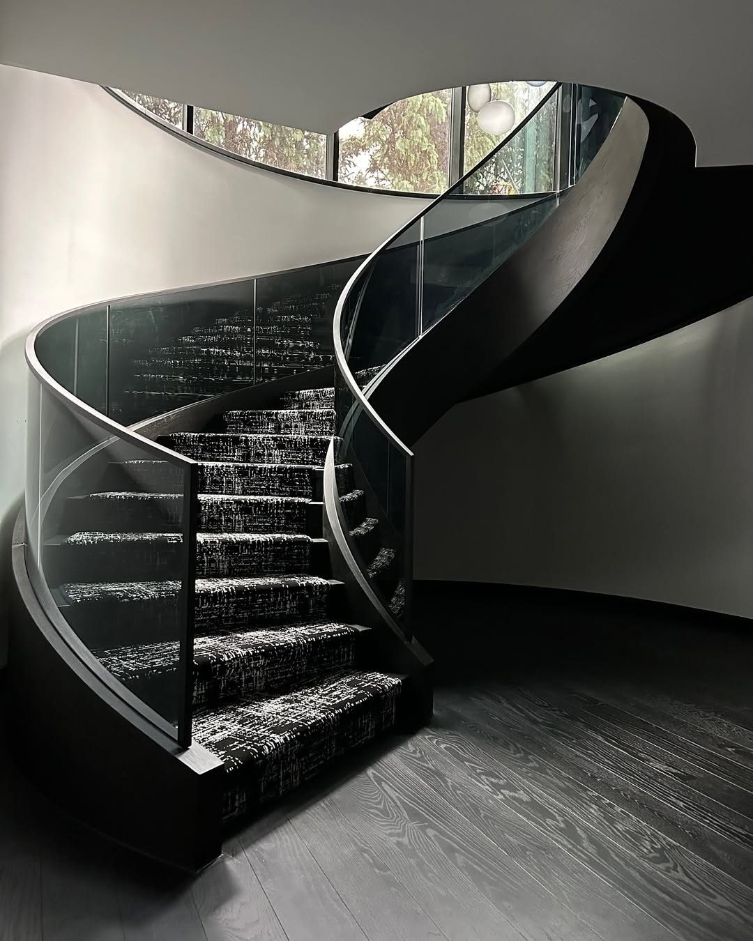 Curved staircase — reference 036 — Stairs supplied by Elite Visionary