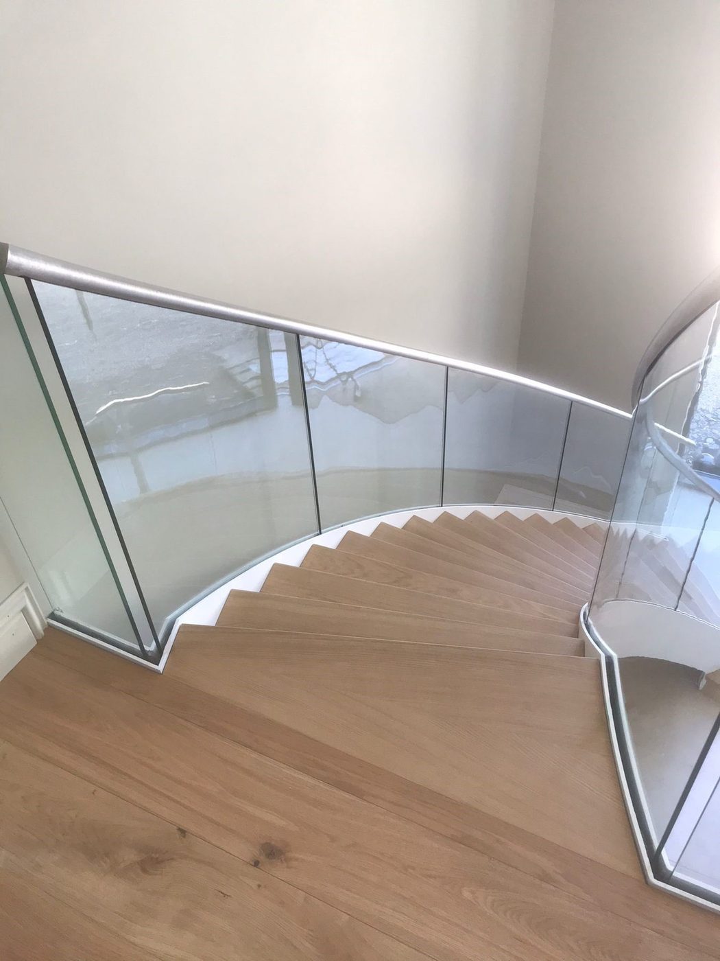 Curved staircase — reference 006 — Stairs supplied by Elite Visionary