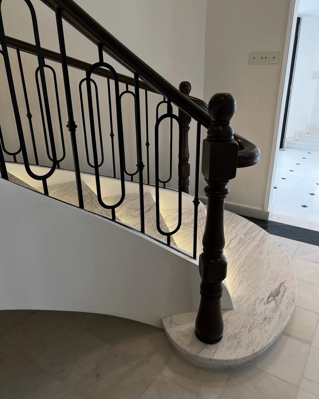 Curved staircase — reference 019 — Stairs supplied by Elite Visionary
