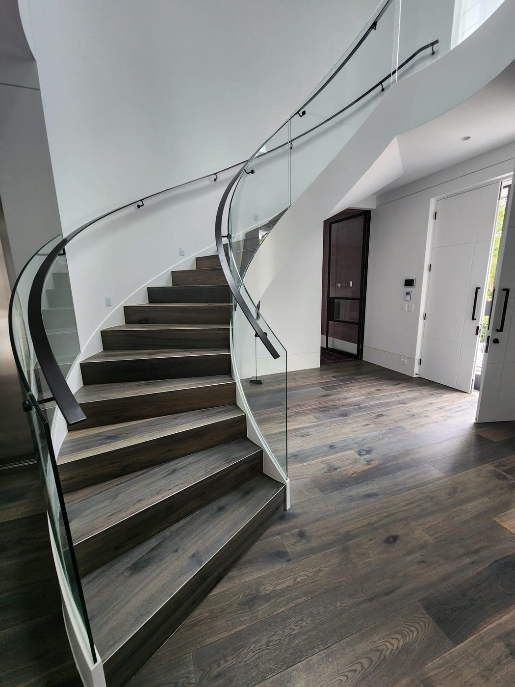 Curved staircase — reference 007 — Stairs supplied by Elite Visionary