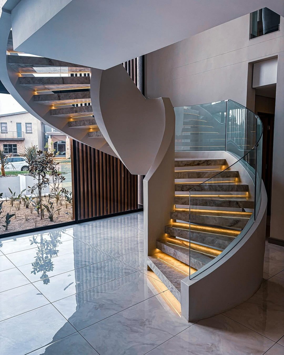 Curved staircase — reference 038 — Stairs supplied by Elite Visionary