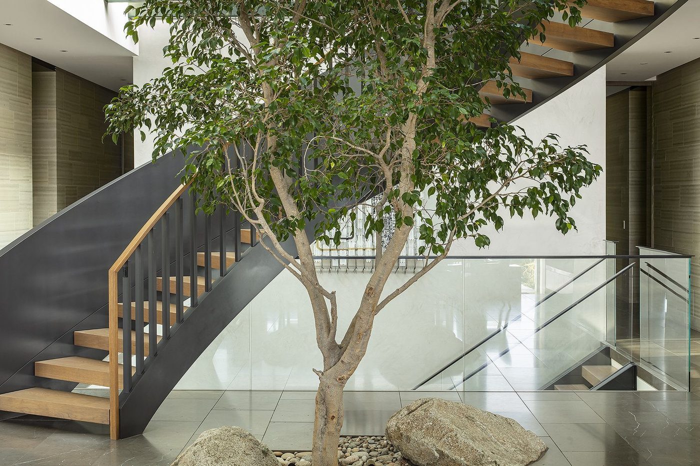 Curved staircase — reference 032 — Stairs supplied by Elite Visionary