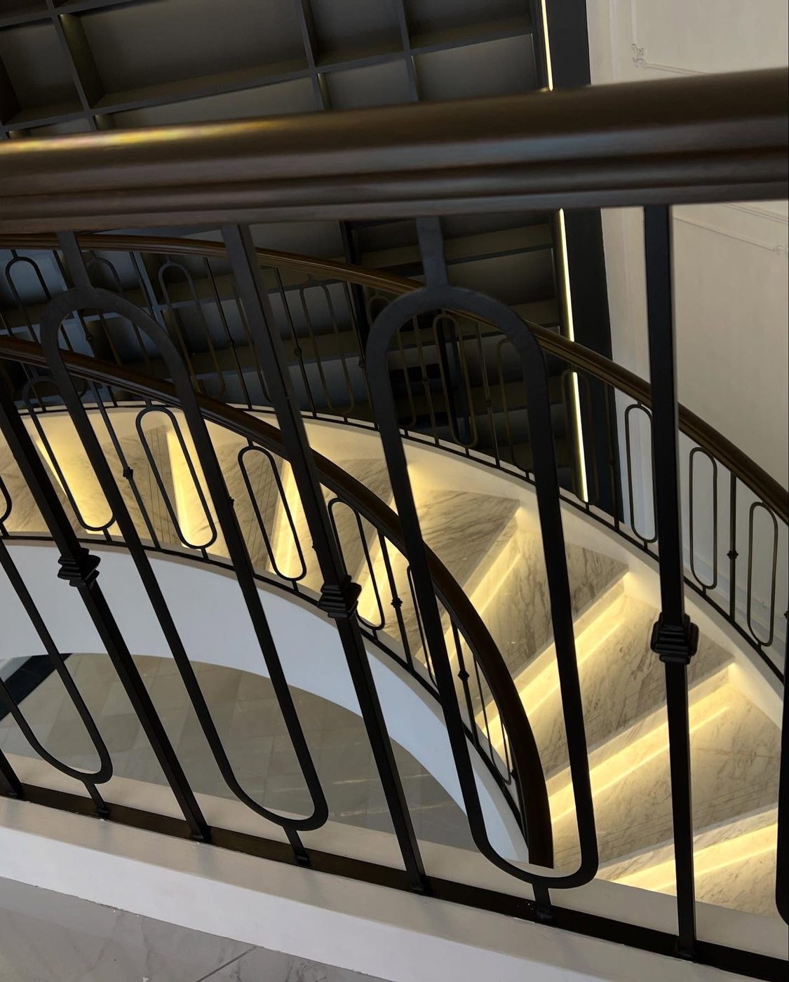 Curved staircase — reference 025 — Stairs supplied by Elite Visionary