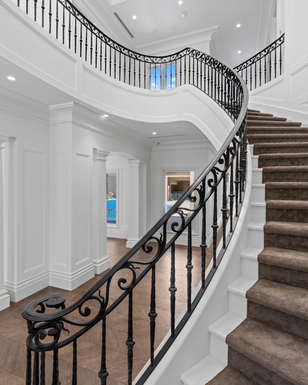 Curved staircase — reference 045 — Stairs supplied by Elite Visionary