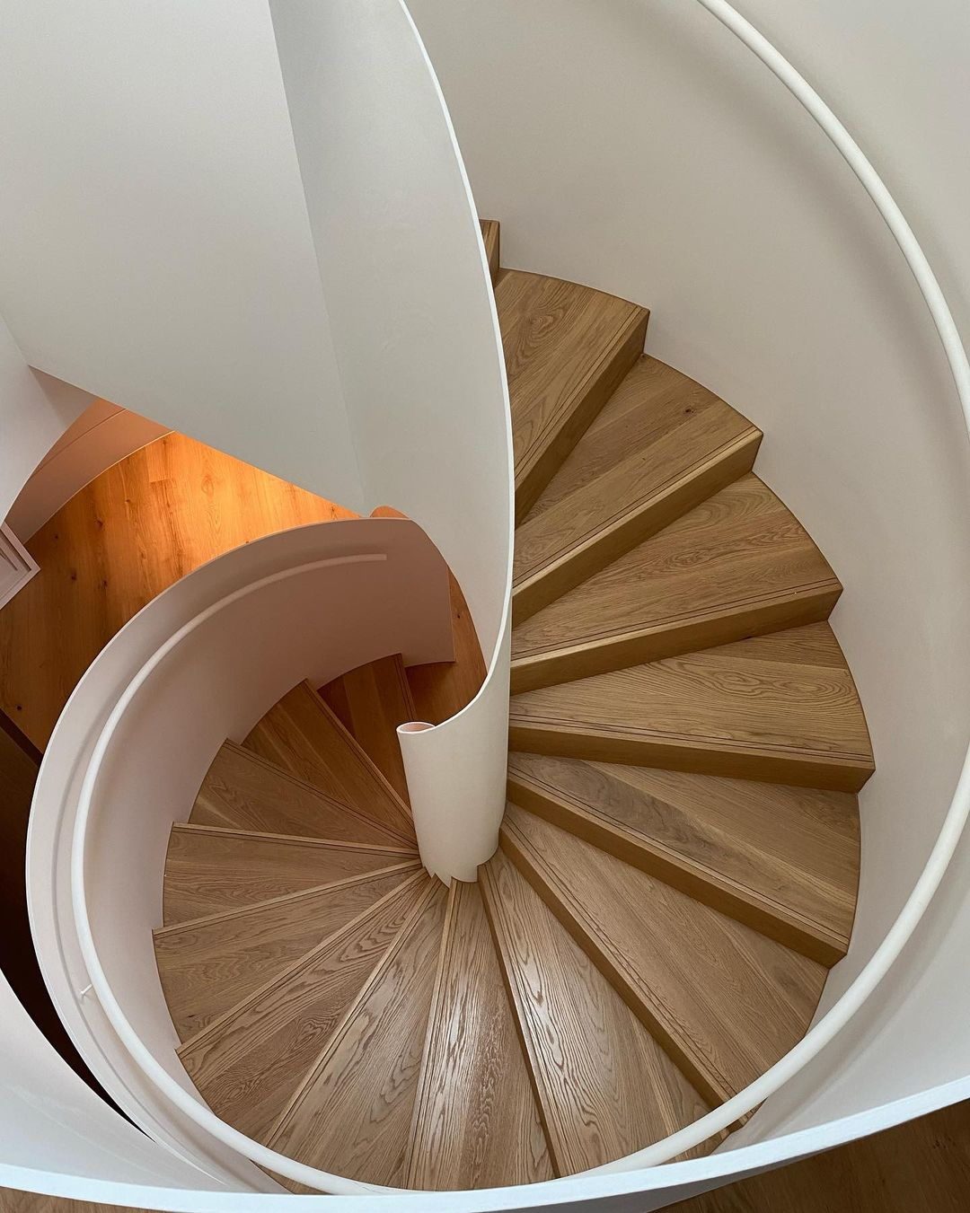 Curved staircase — reference 035 — Stairs supplied by Elite Visionary