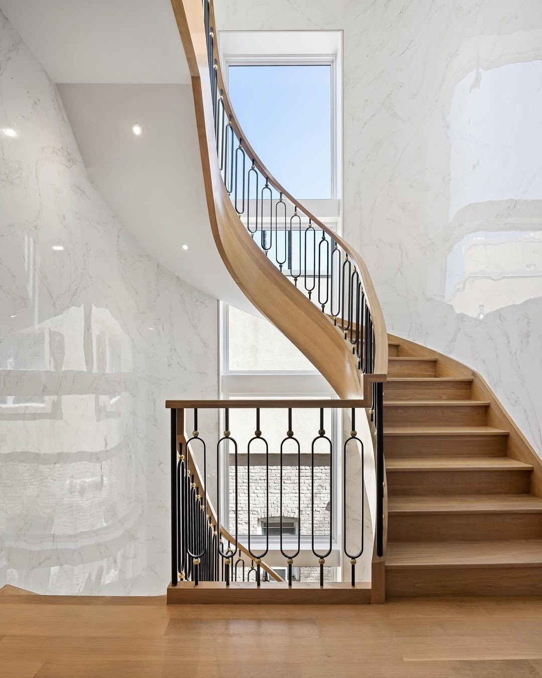 Curved staircase — reference 042 — Stairs supplied by Elite Visionary