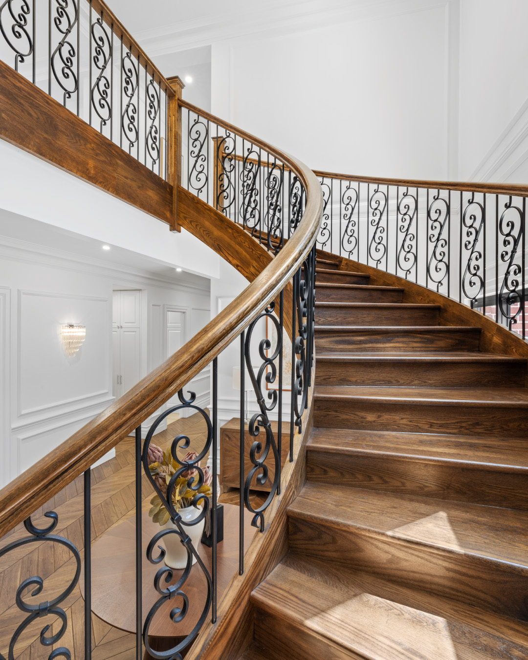 Curved staircase — reference 041 — Stairs supplied by Elite Visionary