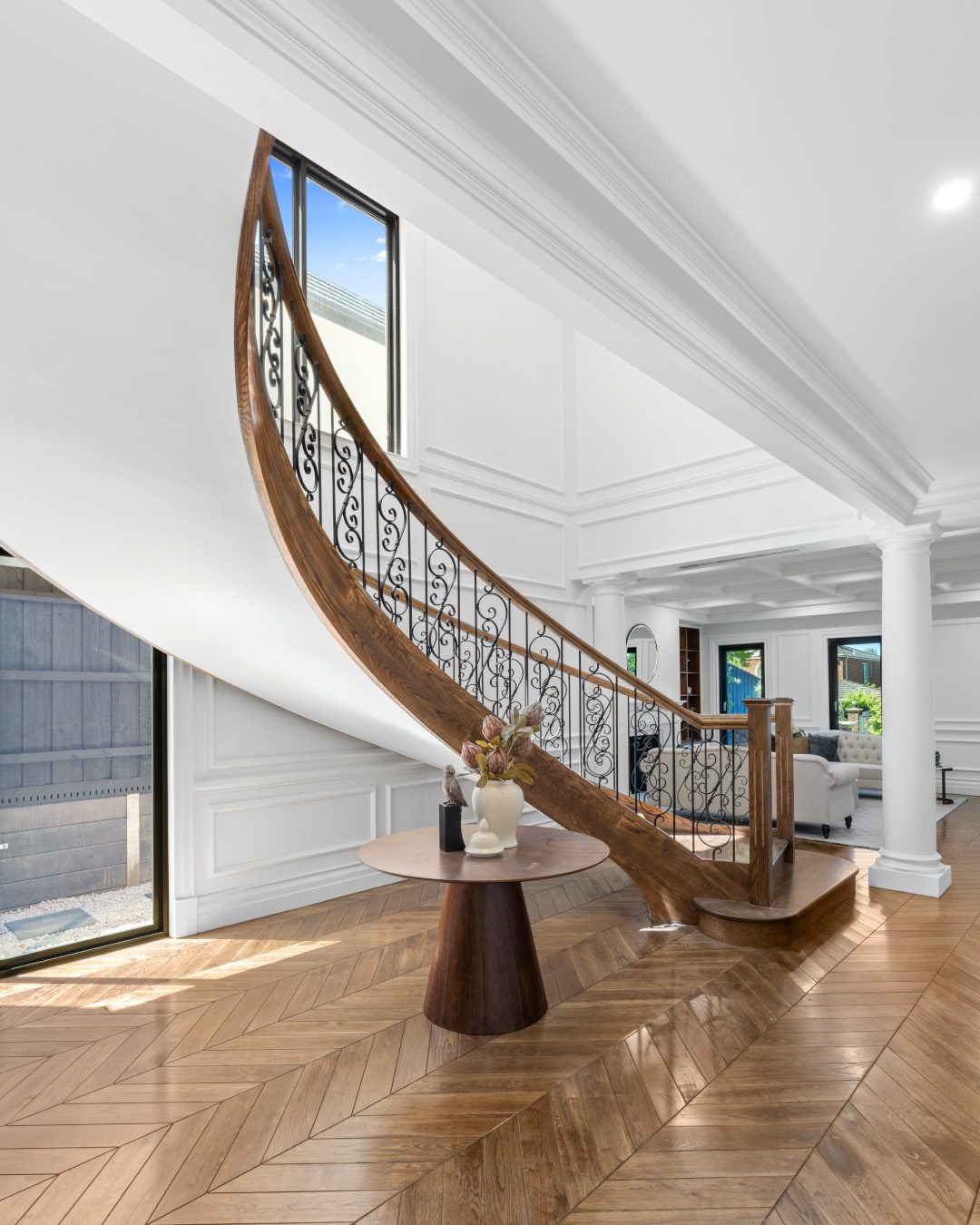 Curved staircase — reference 048 — Stairs supplied by Elite Visionary