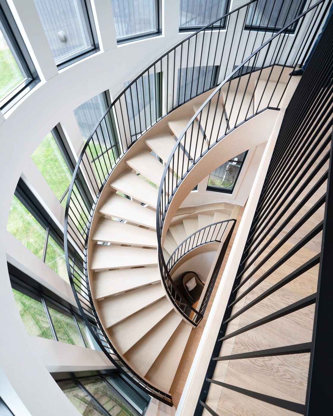 Curved staircase — reference 014 — Stairs supplied by Elite Visionary