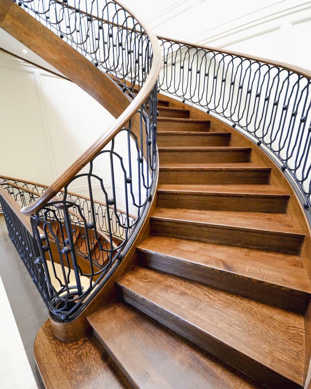 Curved staircase — reference 040 — Stairs supplied by Elite Visionary