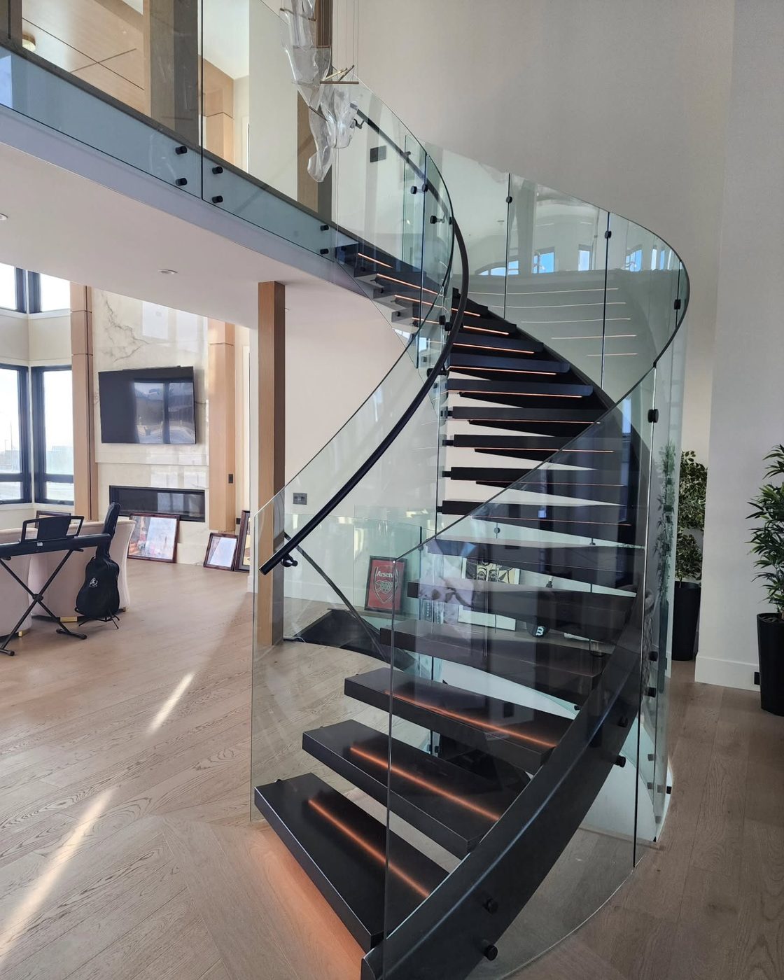 Curved staircase — reference 018 — Stairs supplied by Elite Visionary