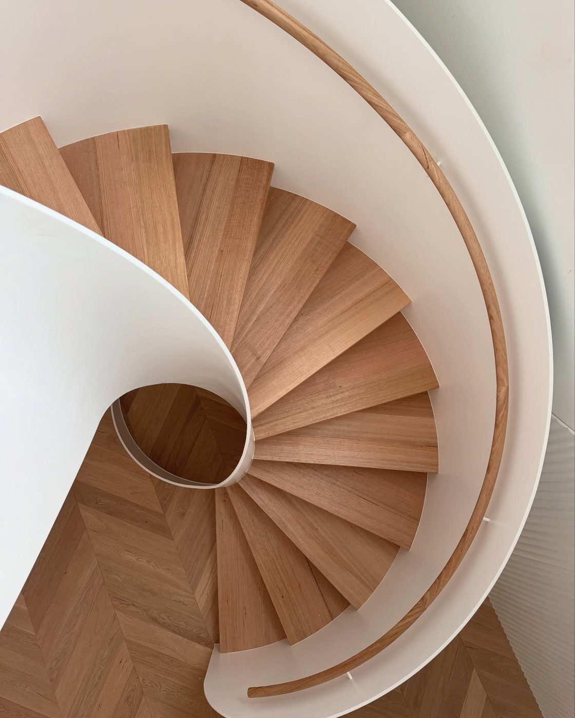 Curved staircase — reference 022 — Stairs supplied by Elite Visionary