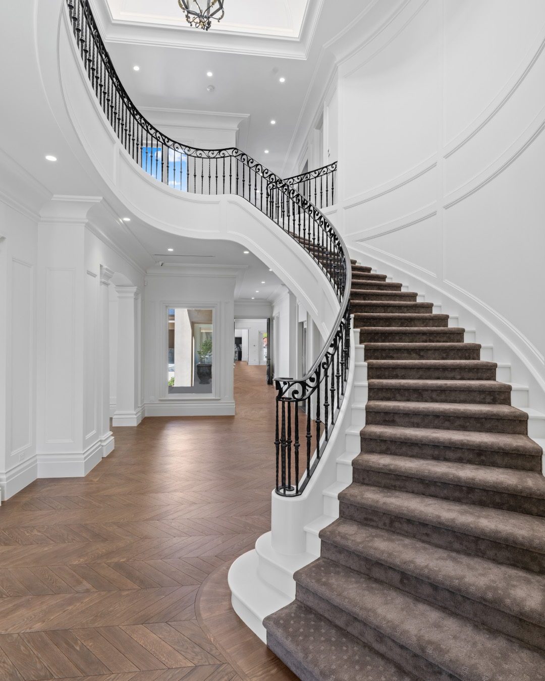 Curved staircase — reference 046 — Stairs supplied by Elite Visionary