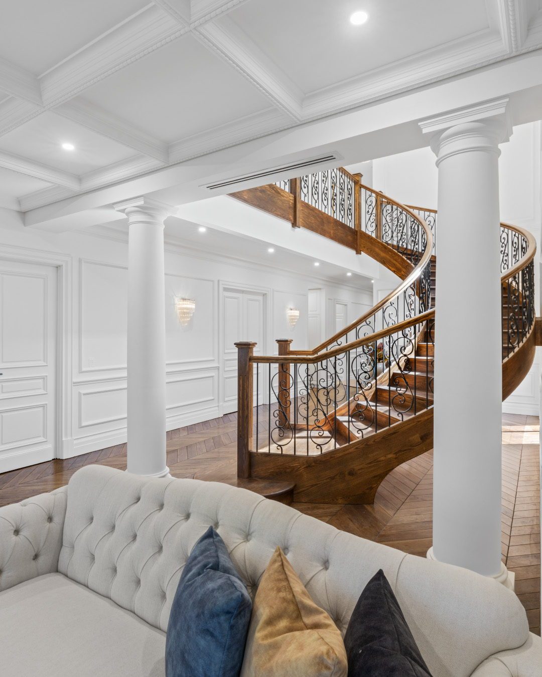 Curved staircase — reference 047 — Stairs supplied by Elite Visionary