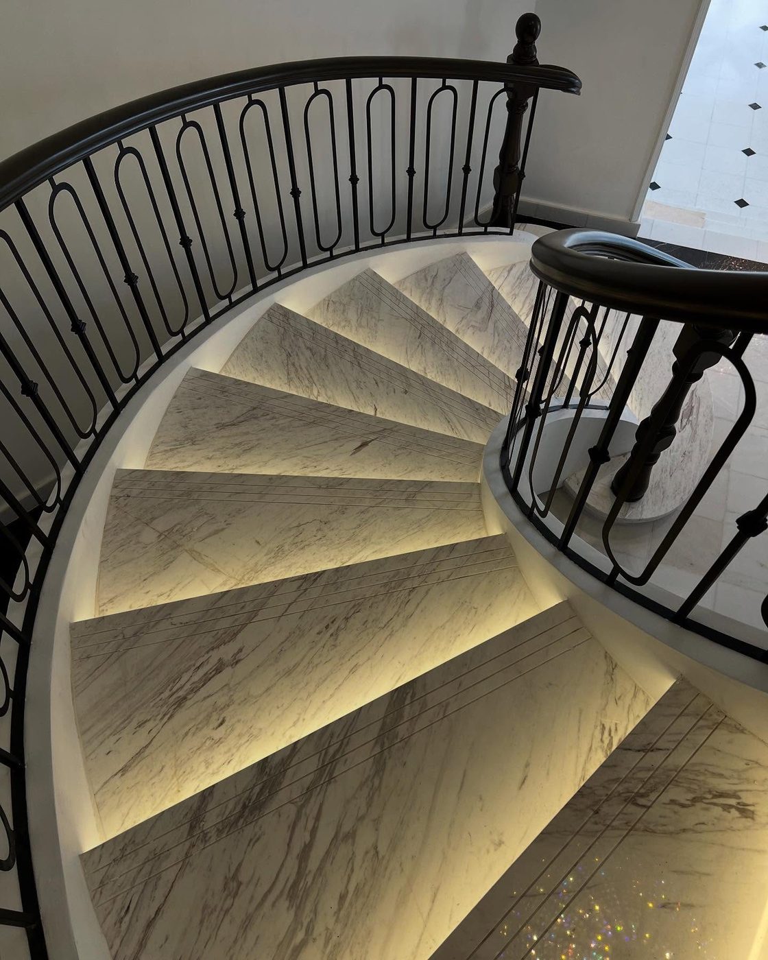 Curved staircase — reference 017 — Stairs supplied by Elite Visionary
