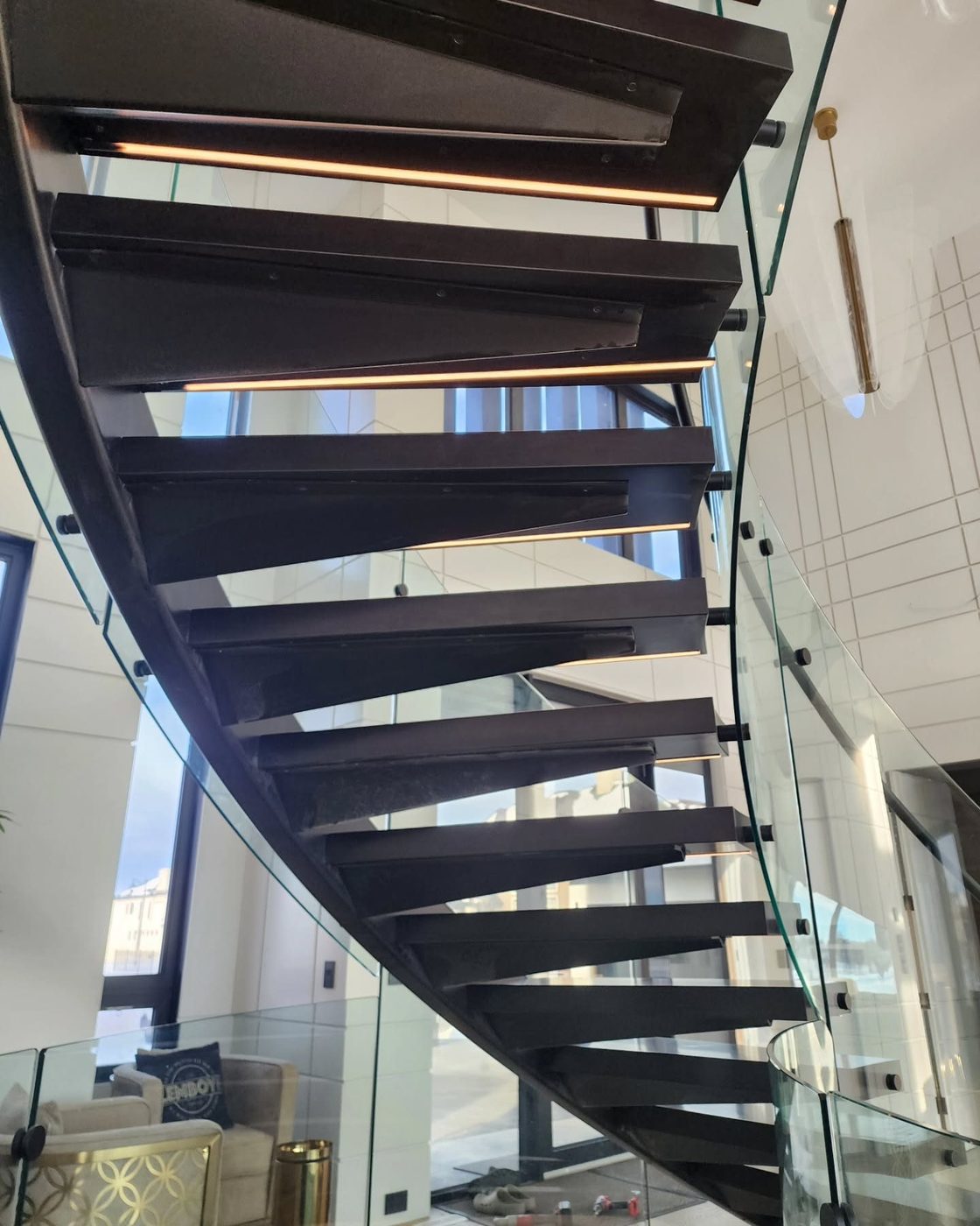 Curved staircase — reference 021 — Stairs supplied by Elite Visionary