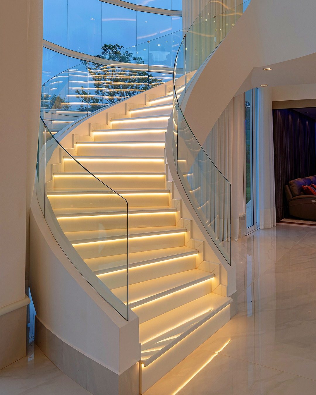 Curved staircase — reference 043 — Stairs supplied by Elite Visionary